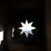 Ci colpiscono due fori esterni che proiettano sul muro macchie di luce in forma di stella